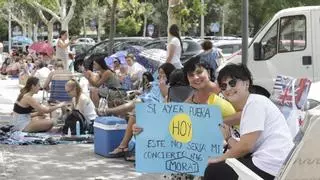 Decenas de jóvenes hacen cola diez horas antes del concierto de Morat en Córdoba