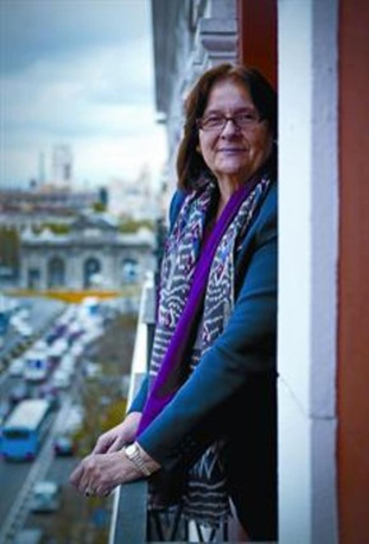 Ana María Llopis, recolzada en un balcó que dónaa la Puerta de Alcalá, a Madrid, la setmana passada. Ana María Llopis, recolzada en un balcó que dónaa la Puerta de Alcalá, a Madrid, la setmana passada.