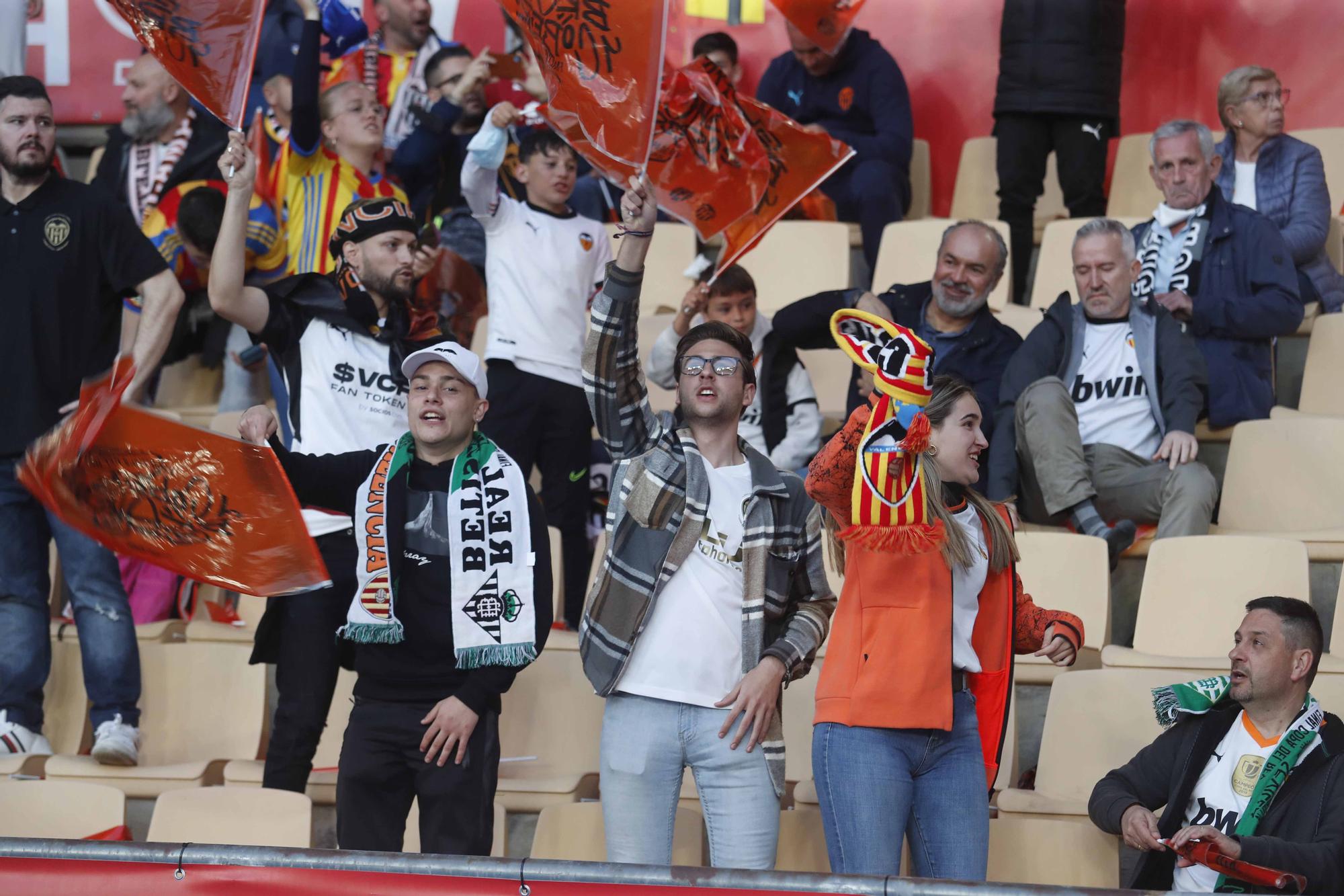 La afición valencianista llena de color el estadio de la Cartuja