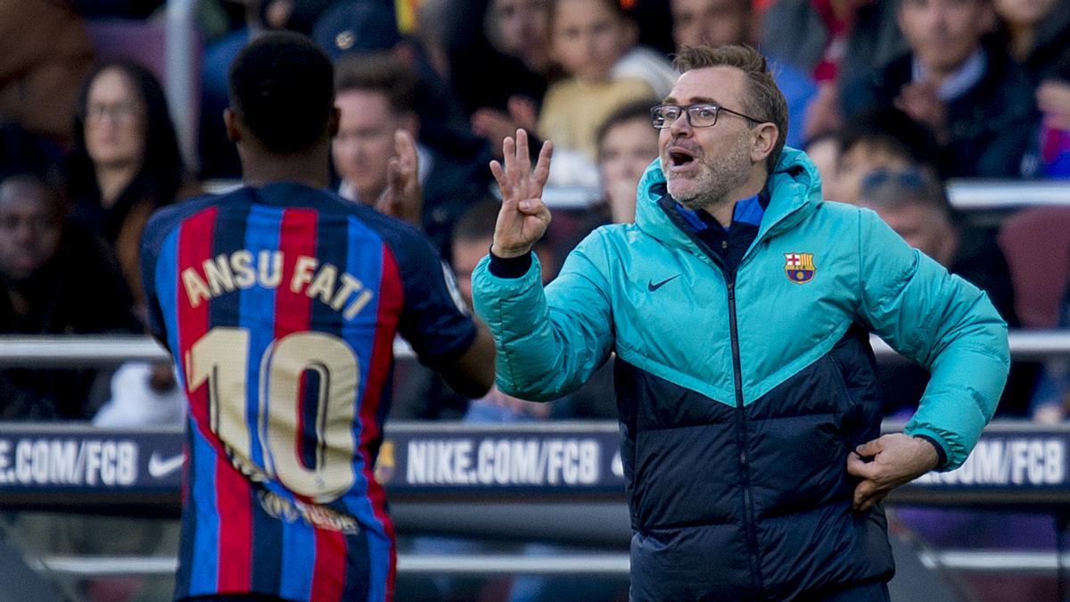 Óscar Hernández reordena el equipo tras la expulsión de Araujo durante el partido de liga contra el Valencia