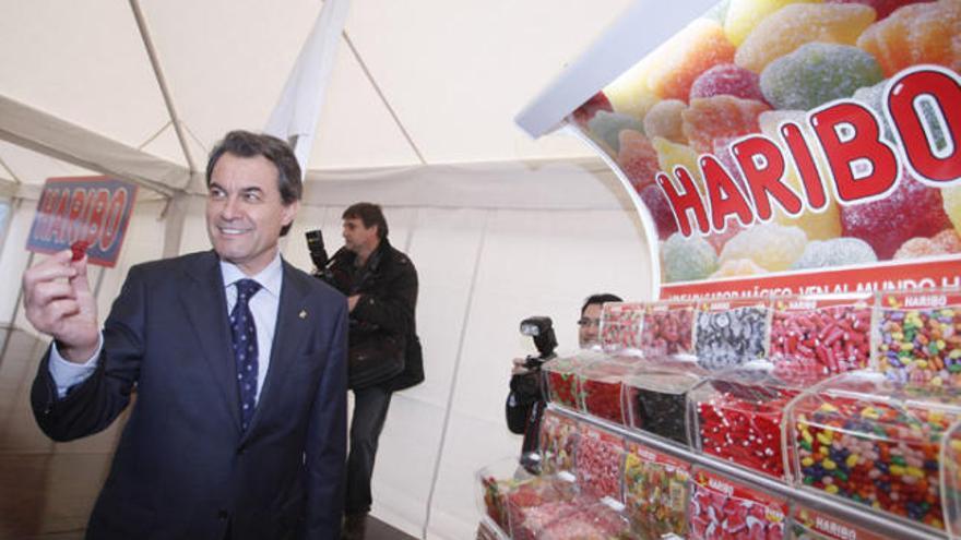 El president Mas, al costat d&#039;una mostra dels caramels que Haribo fabrica a Cornellà del Terri |