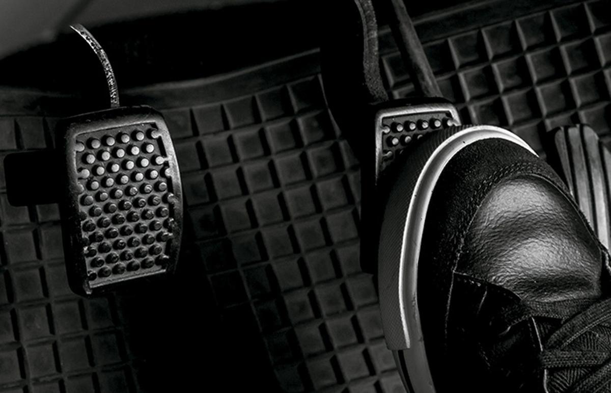 Pisar el pedal del freno