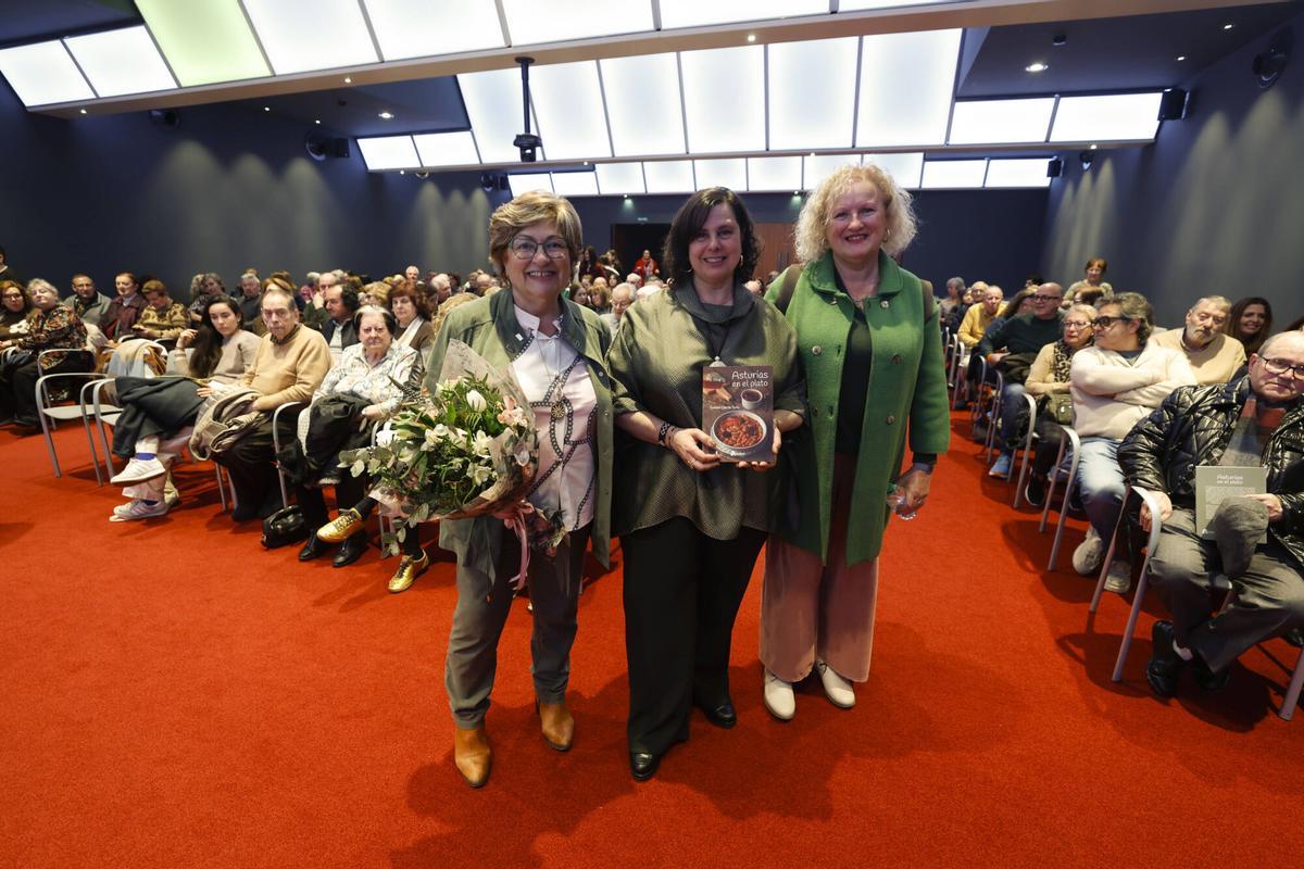 Amada Álvarez Pico, Susana García Soto y Ana Roza en el Club.