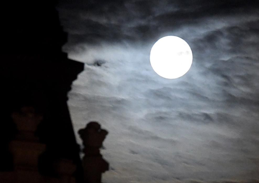 La ''Superluna'' ya asoma en A Coruña