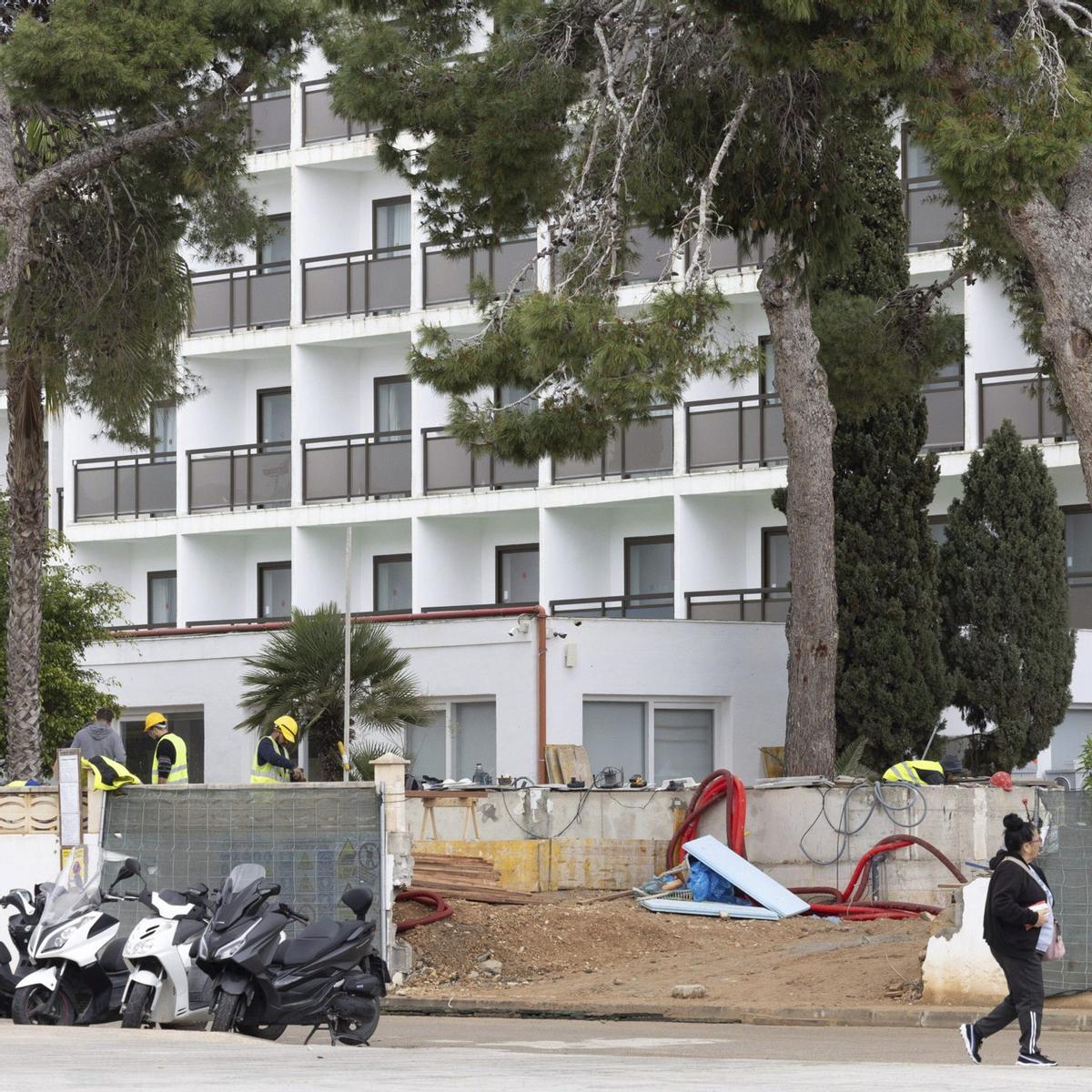 Reformas en un hotel de Ibiza este marzo. | VICENT MARÍ