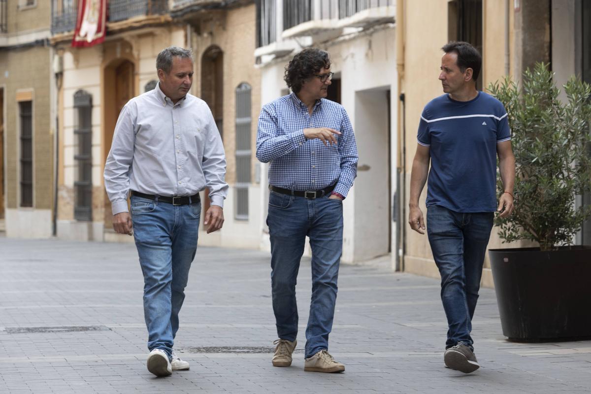 Nicolau Claramunt, Josep Riera y Sergi Ruiz conversan mientras caminan por las calles de Meliana