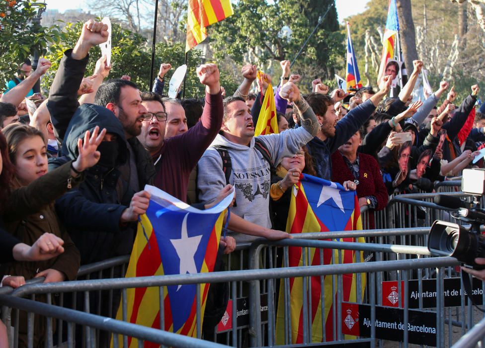 Independentistas durante la manifestación ante el Parlament de Cataluña.