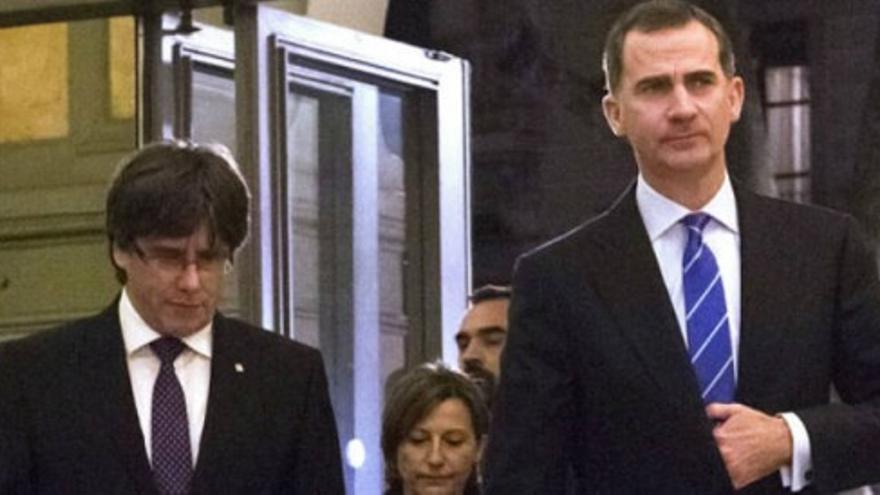 Primer saludo entre Felipe VI y Carles Puigdemont