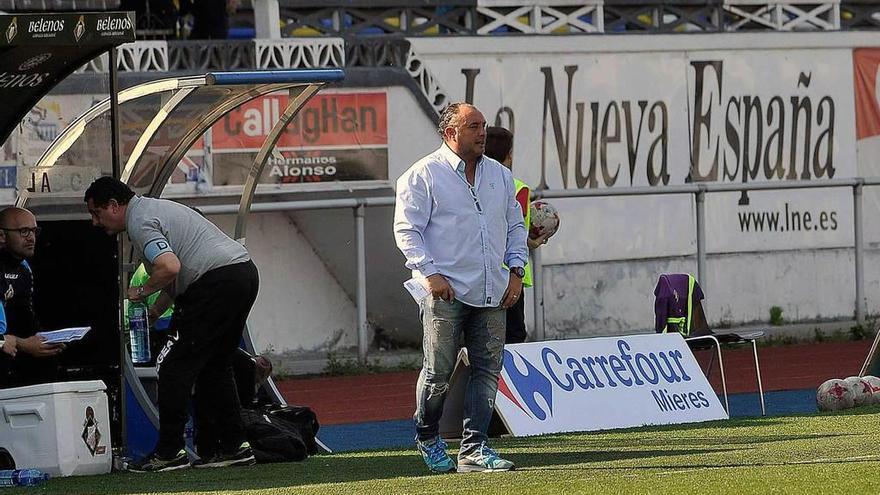 Uribe sigue el encuentro de la pasada jornada ante el Barakaldo desde el banquillo del Antuña.