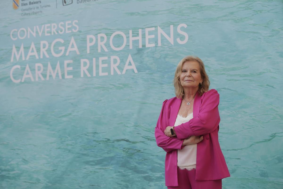 Camisetas verdes se plantan en un acto de Prohens para protestar contra el acuerdo entre PP y Vox