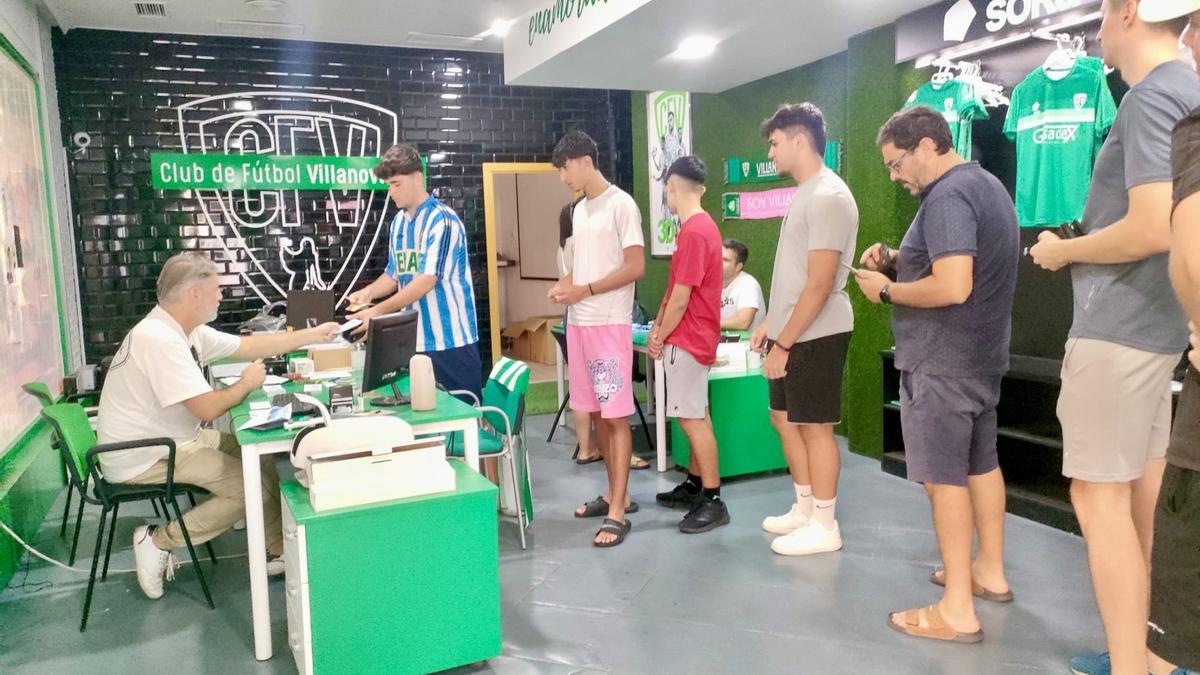 Cola en Villanueva de la Serena para adquirir entradas para el partido de este lunes en Don Benito.