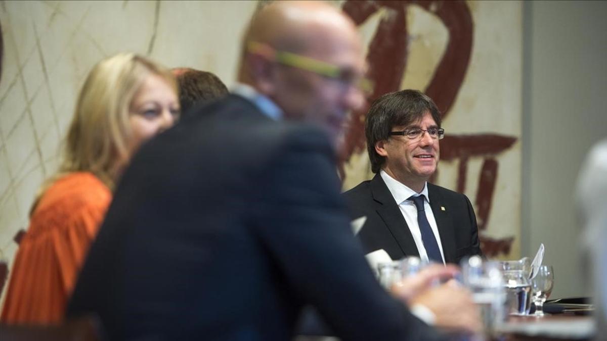 El 'president' Carles Puigdemont y el 'conseller' de Exteriors, Raül Romeva, en primer plano.