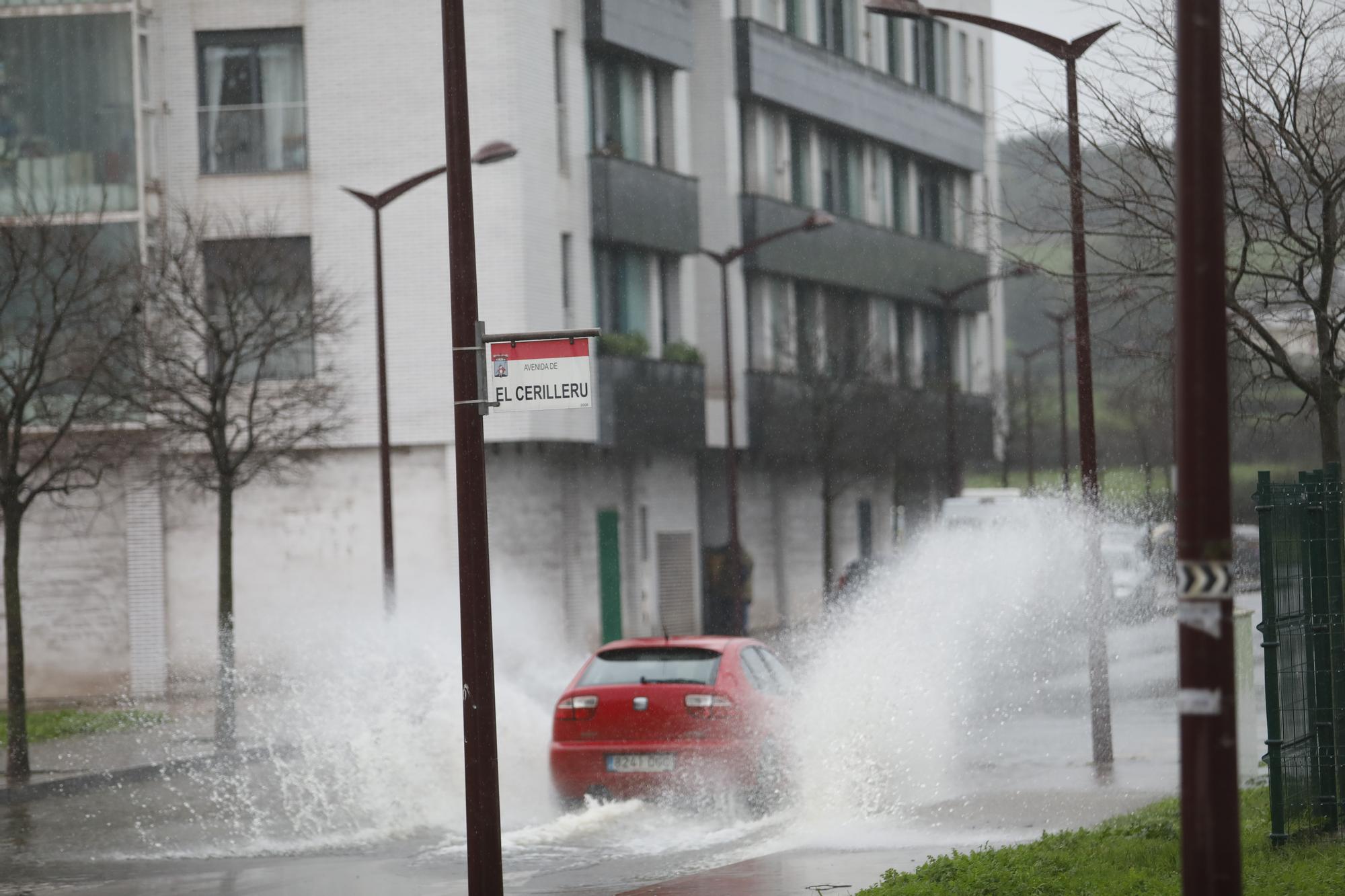 En imágenes: La segunda jornada del temporal azota Gijón