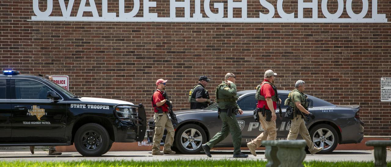 Efectivos de la Policía a las puertas de la escuela de Uvalde, Texas.