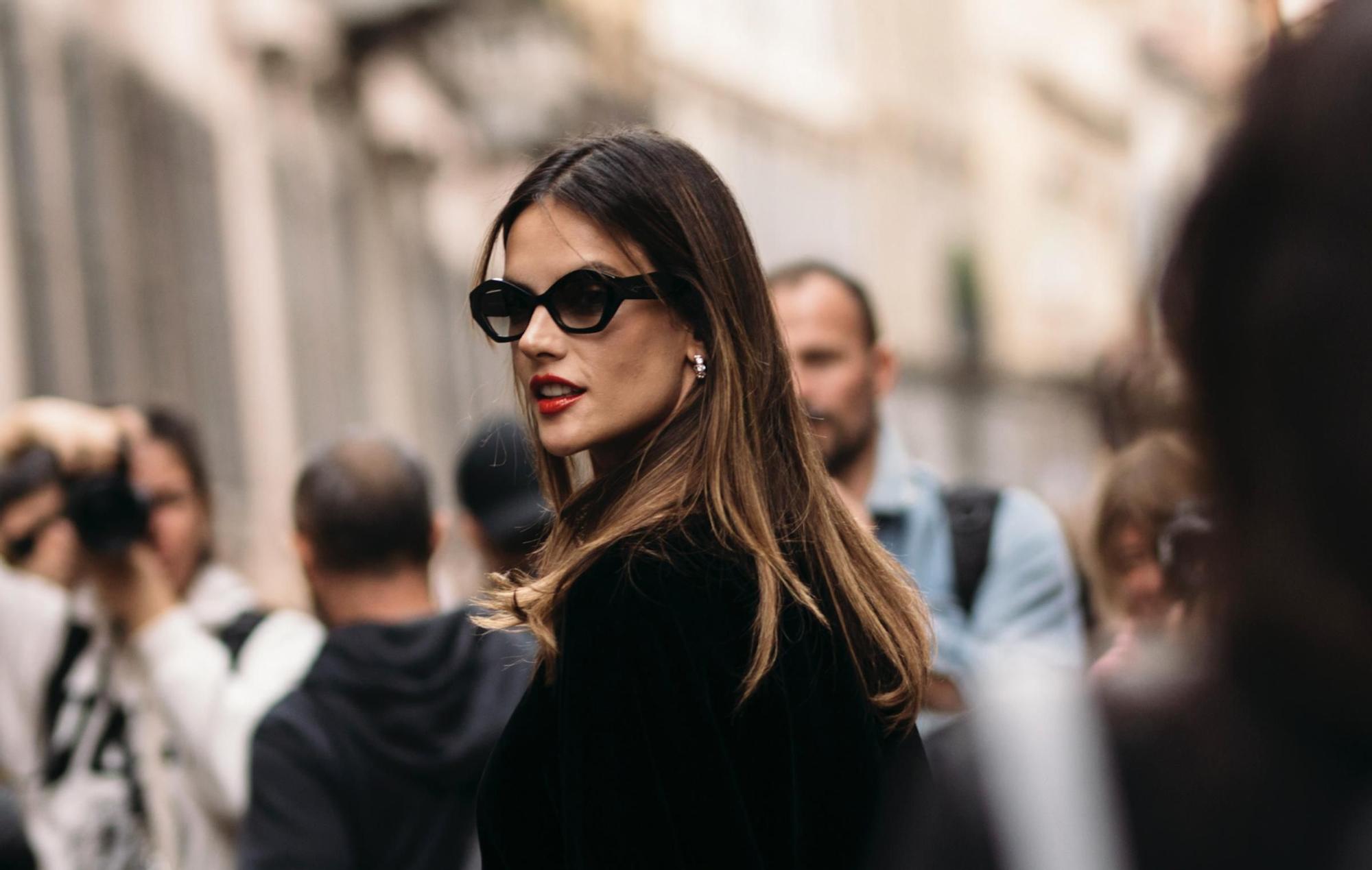 Alessandra Ambrosio en el street style de París