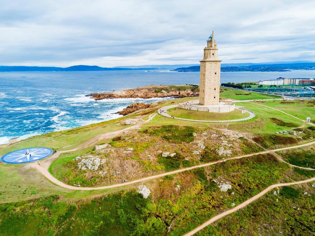 La preciosa Torre de Hércules es uno de los monumentos más importante de A Coruña