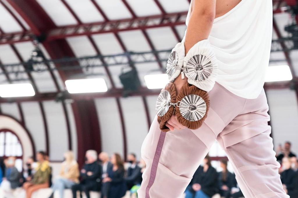 Loewe presenta su nuevo bolso brazalete en el desfile primavera/verano 2022.