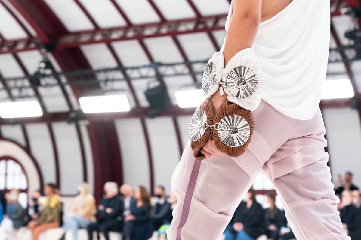 Loewe presenta su nuevo bolso brazalete en el desfile primavera/verano 2022