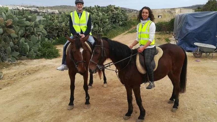 La alumna Lucía Rodríguez, en una de sus rutas a caballo en Malta, donde ha conseguido un trabajo para el verano.