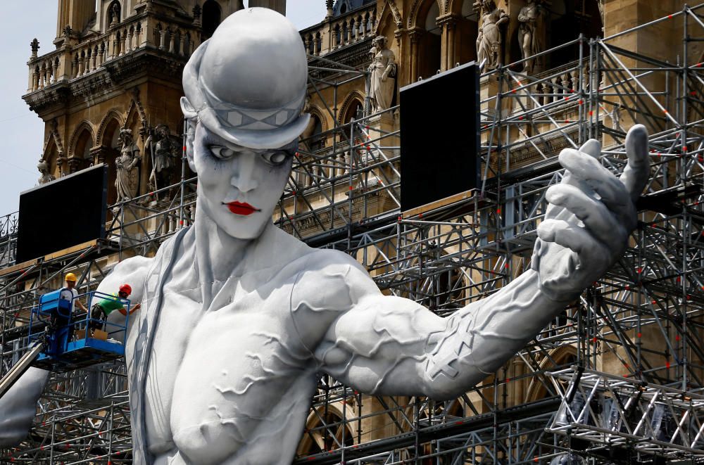 Workers set-up the stage for the 24th Life Ball ...