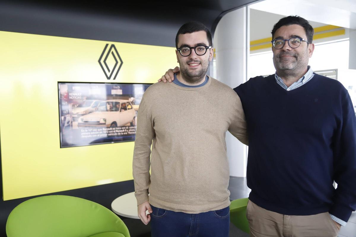 Alejandro Aguilar, con su padre, en la empresa donde trabaja este segundo y donde está haciendo prácticas laborales.