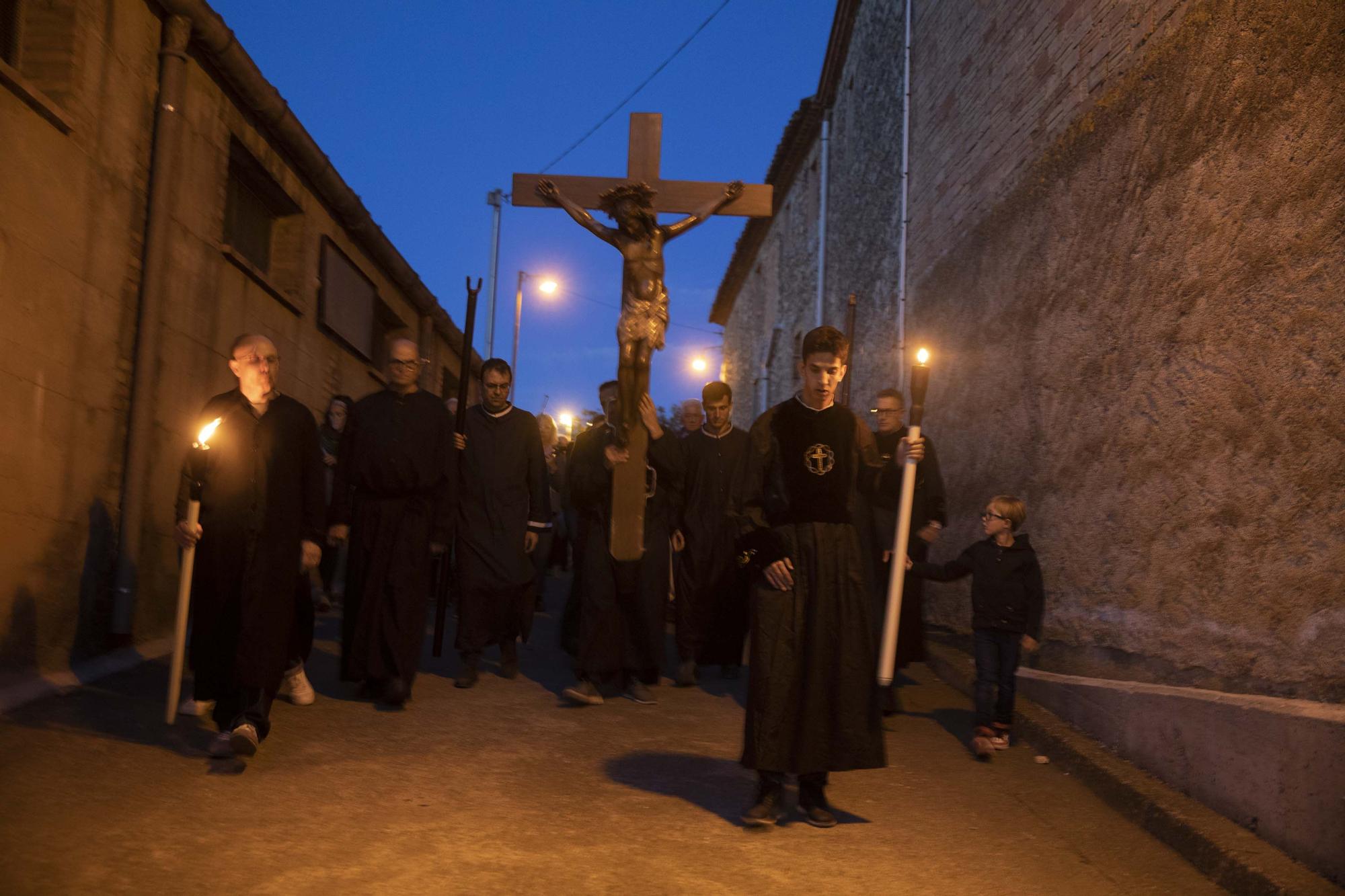 Peralada treu al Sant Crist Negre en processó invocant la pluja