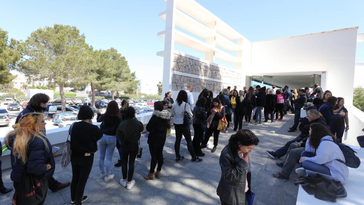 El evento, que se celebra en el Palacio de Congresos, pone en contacto a empresas que buscan empleados con personas que quieren trabajar en Ibiza.