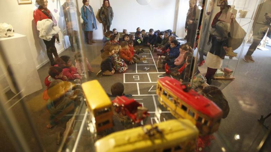 Escolares en una visita a la exposición de juguetes.