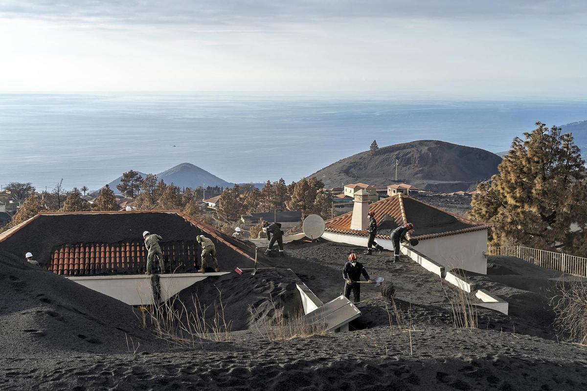 Comencen a retirar la lava per reconstruir les infraestructures sepultades pel volcà de La Palma