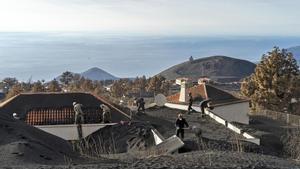 Comencen a retirar la lava per reconstruir les infraestructures sepultades pel volcà de La Palma