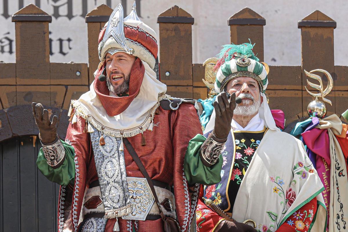 Todas las imágenes de la Guerrilla y Embajada de este lunes de los Moros y Cristianos de Petrer
