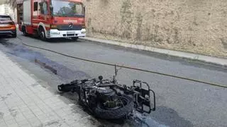 Una moto arde en llamas en un barrio de Las Palmas de Gran Canaria