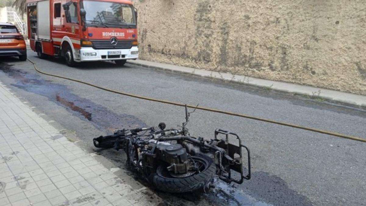 Imagen de la moto incendiada este martes en Las Palmas de Gran Canaria.