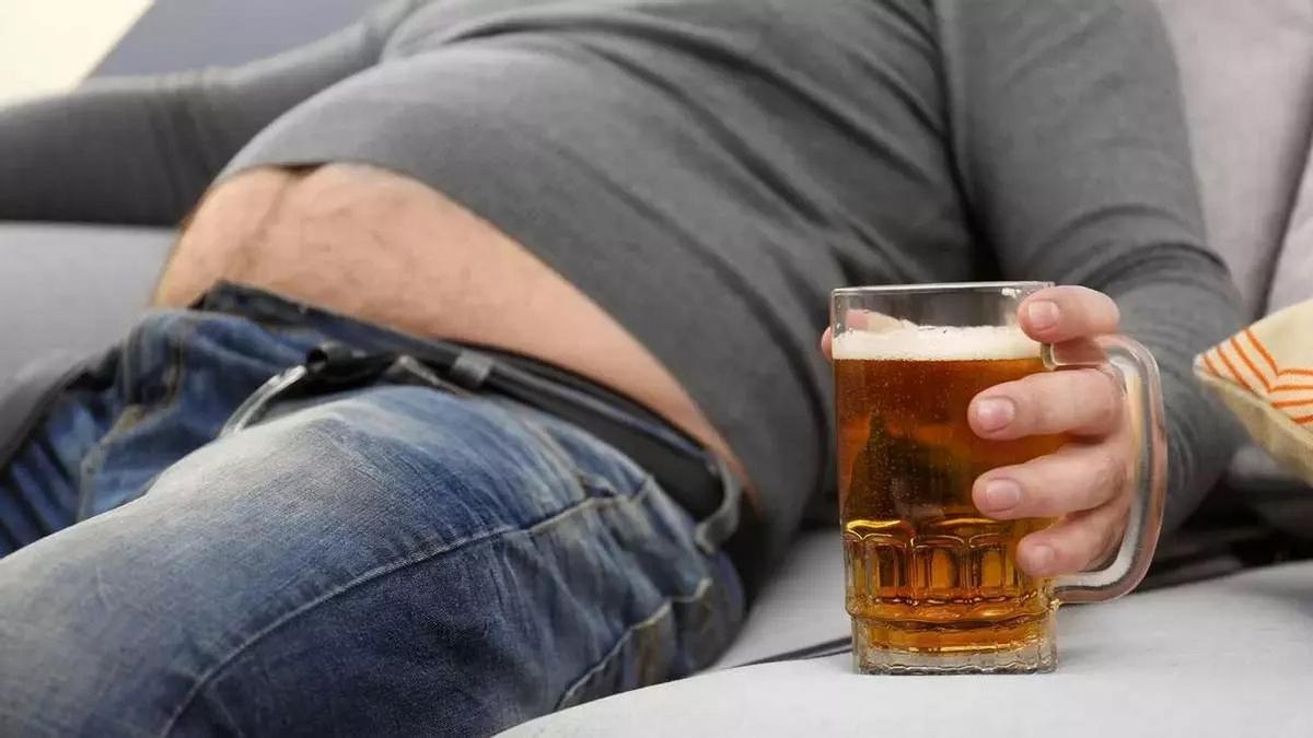 El consumo excesivo de cerveza puede producir una mayor hinchazón en la barriga.