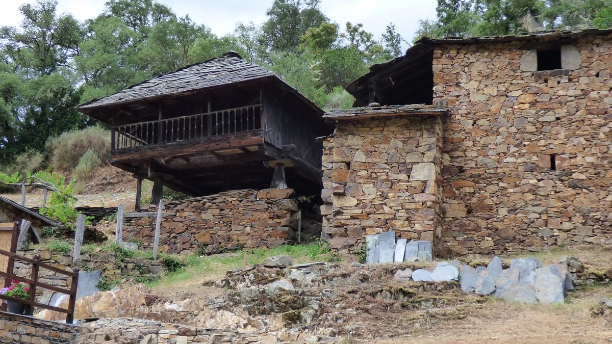 Pueblos guapos de Asturias: Riodeporcos (Ibias), al que se llega cruzando un puente