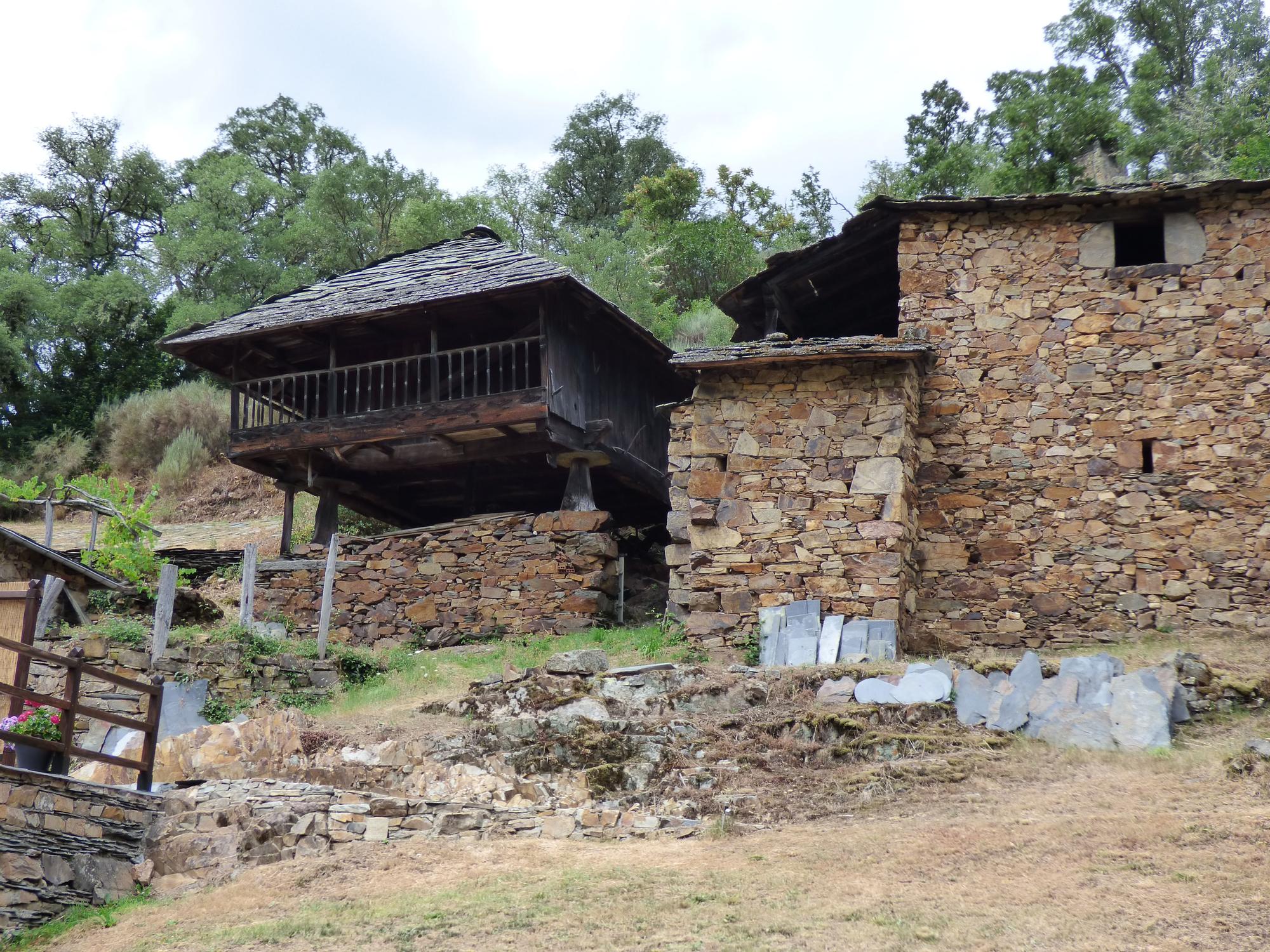 Pueblos guapos de Asturias: Riodeporcos (Ibias), al que se llega cruzando un puente