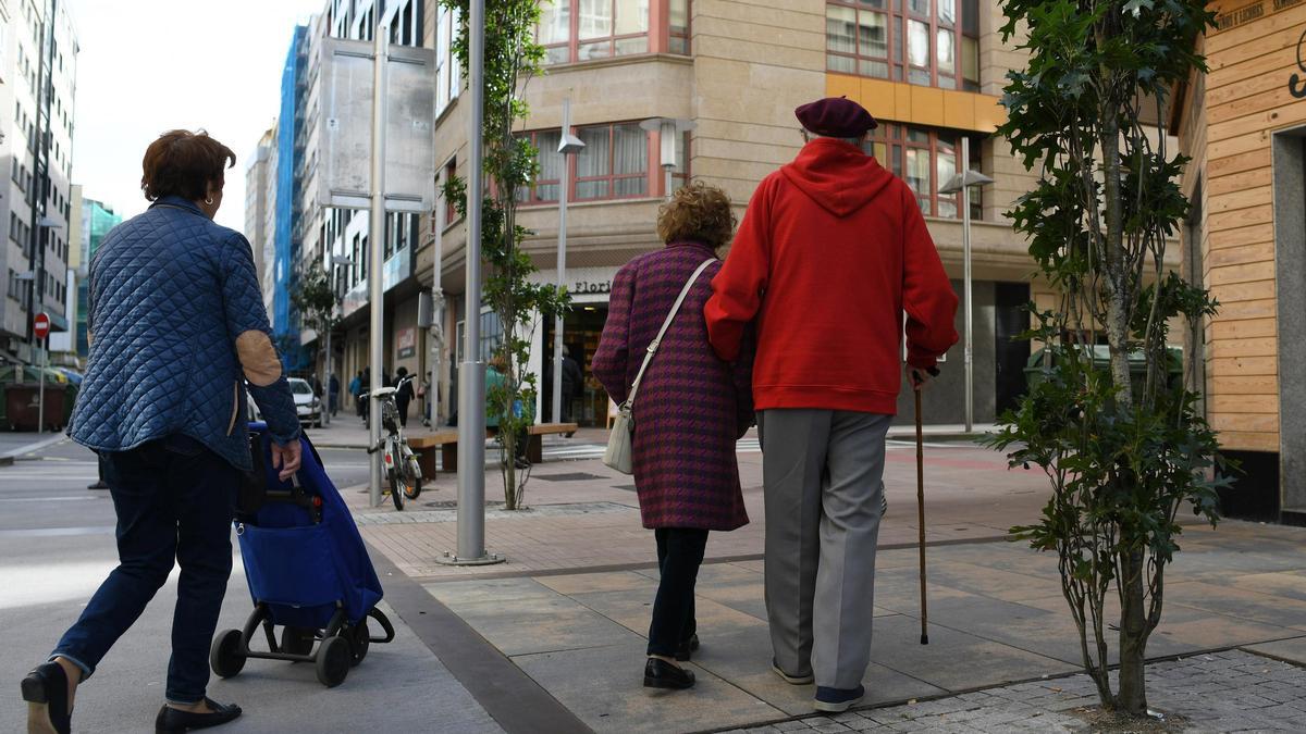 Gente mayor en la ciudad