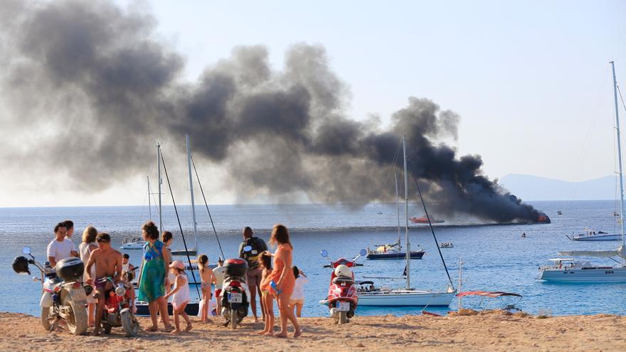 Un incendio destruye un yate de 45 metros de eslora en Formentera