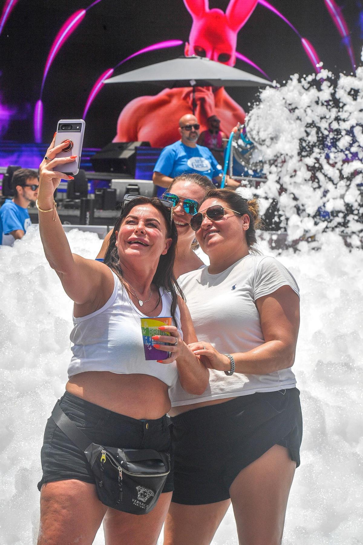 Fiesta de la espuma en el Maspalomas Pride 2024