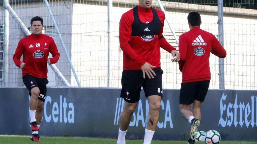 Pablo Hernández, en el centro, durante el entrenamiento de ayer en A Madroa. // Alba Villar