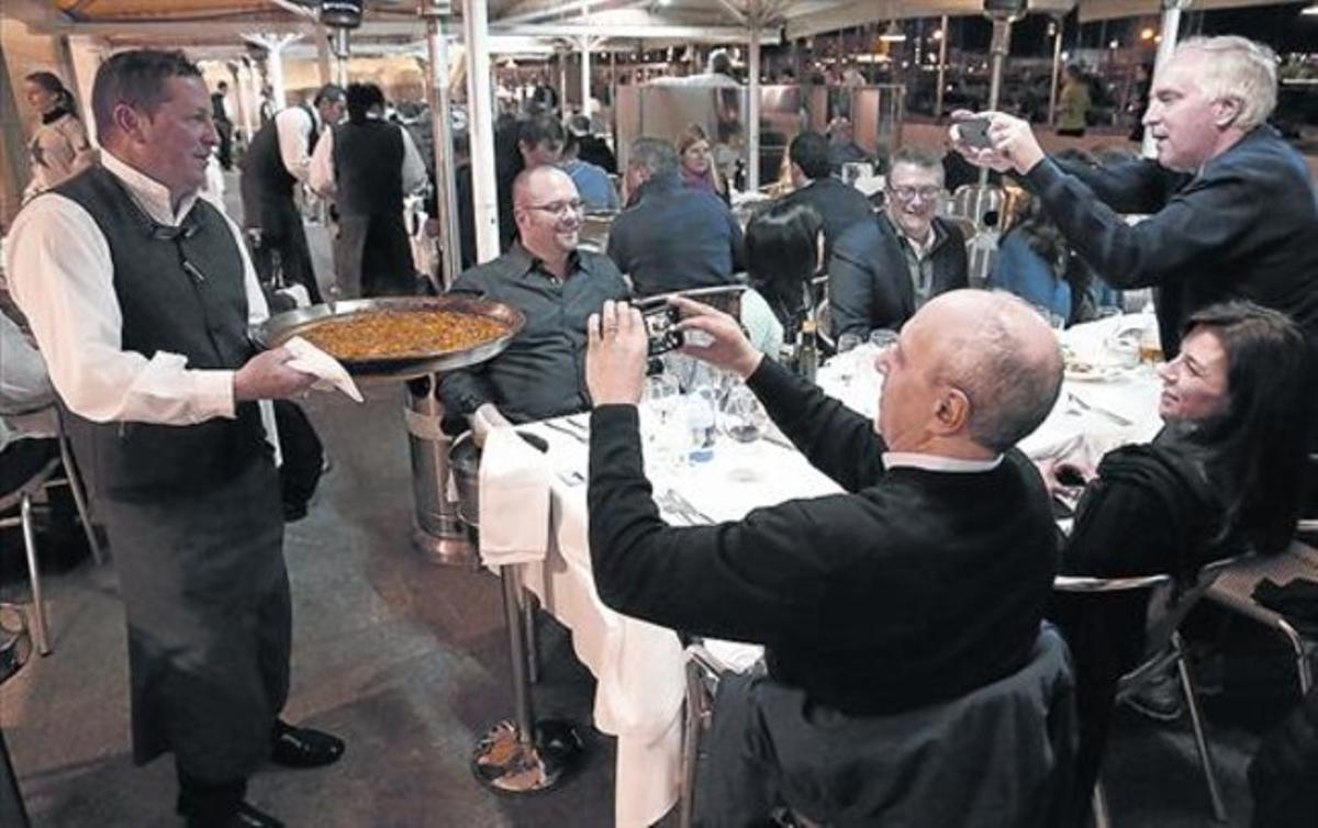 Paelles per sopar 8 Un grup de congressistes en una concorreguda terrassa del Port Vell, ahir a la nit.