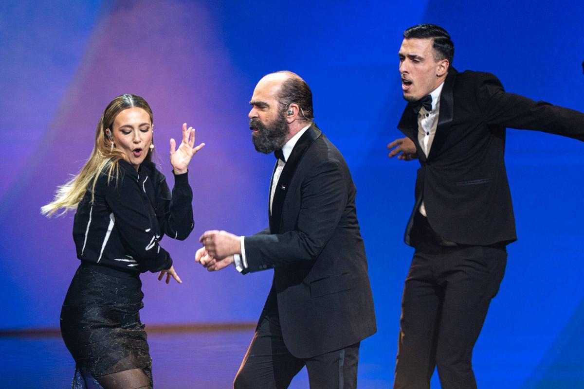 Rigoberta Bandini y Luis Tosar en la actuación inaugural de los Goya 2026