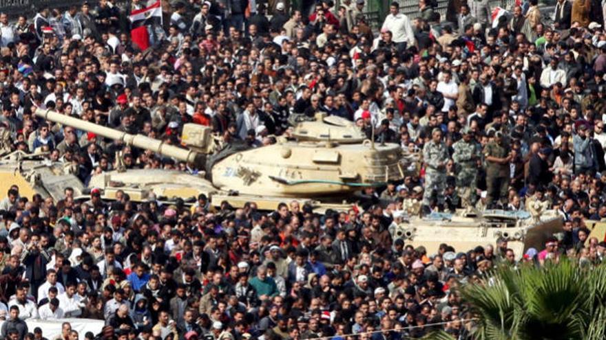 Soldados se unen a los miles de egipcios mientras rezan en la plaza Tahrir.