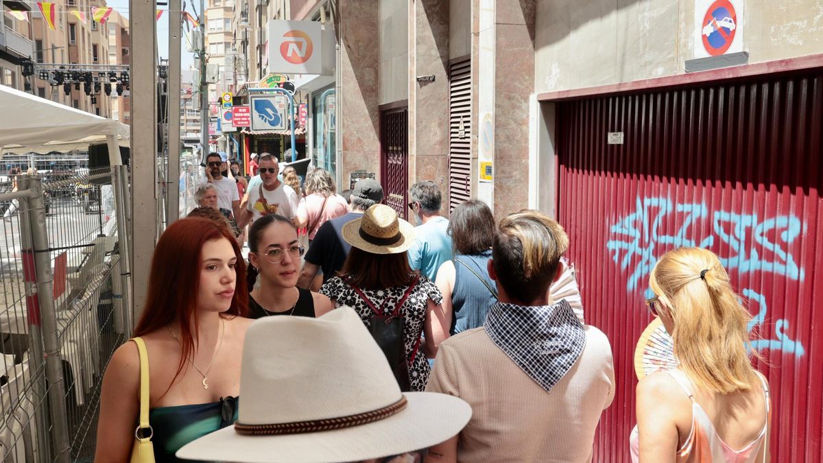 Garajes, parkings y entradas de emergencias "sellados" en Alicante por los racós y barracas de las Hogueras