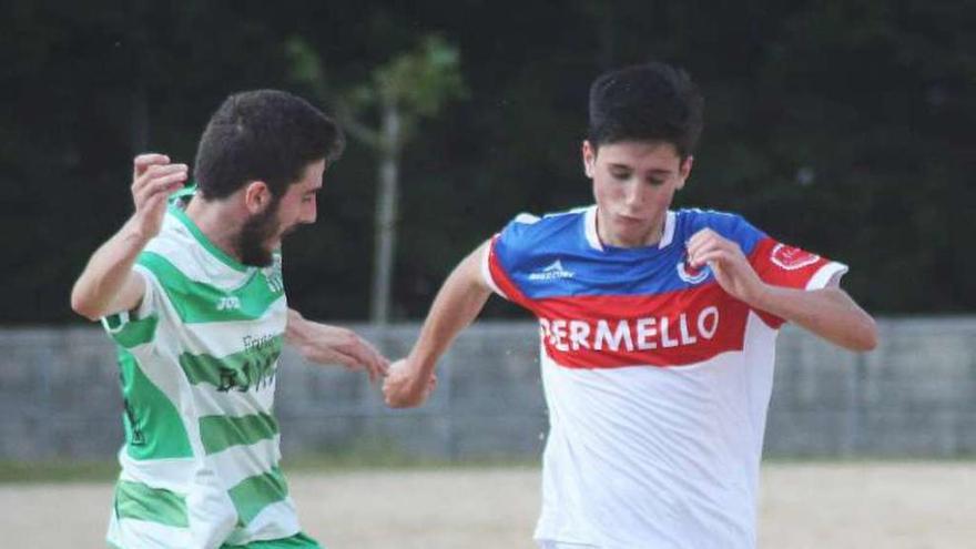 El defensa juvenil Diego Pousa disputa un balón. // Yedra Seara