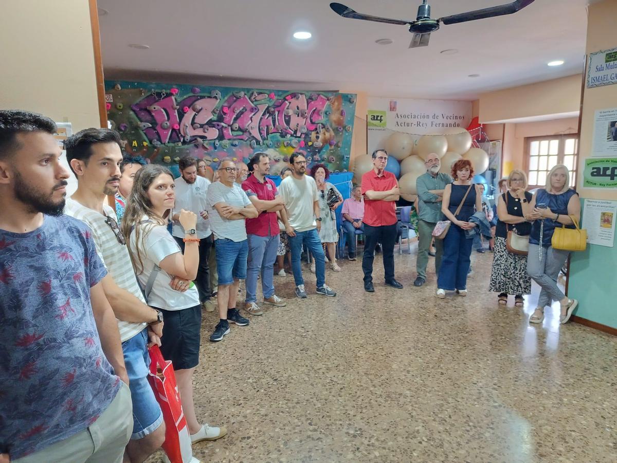 Varios vecinos, durante la presentación del proyecto en el IES Miguel de Molinos.