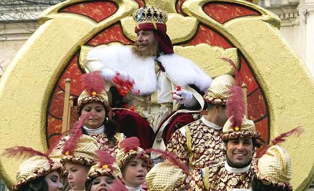 El fill de la duquessa d’Alba, Cayetano Martínez de Irujo, que va encarnar el rei Gaspar a la cavalcada, a dalt de la carrossa reial durant el recorregut pels carrers de Sevilla.