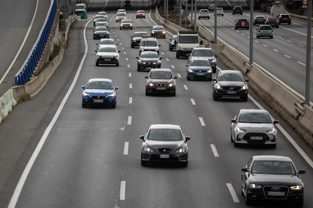 Atasco en la autovía A-2, 16 de abril de 2025, en Madrid (España). La Dirección General de Tráfico (DGT) ha puesto en marcha este miércoles 16 de abril la segunda fase de la Operación Especial de Tráfico con motivo de la Semana Santa. Hasta el lunes 21 de abril, se esperan 9 millones de desplazamientos de largo recorrido, lo que supone un 3,5% más que los registrados en la misma fase del año anterior. Esta segunda fase se caracteriza por aglutinar el mayor volumen de tráfico y por la simultaneidad de los viajes, que hacen de esta operación especial la más importante del año. 16 ABRIL 2025;SEMANA SANTA;VACACIONES;DESPLAZAMIENTOS Alejandro Martínez Vélez / Europa Press 16/04/2025. Alejandro Martínez Vélez