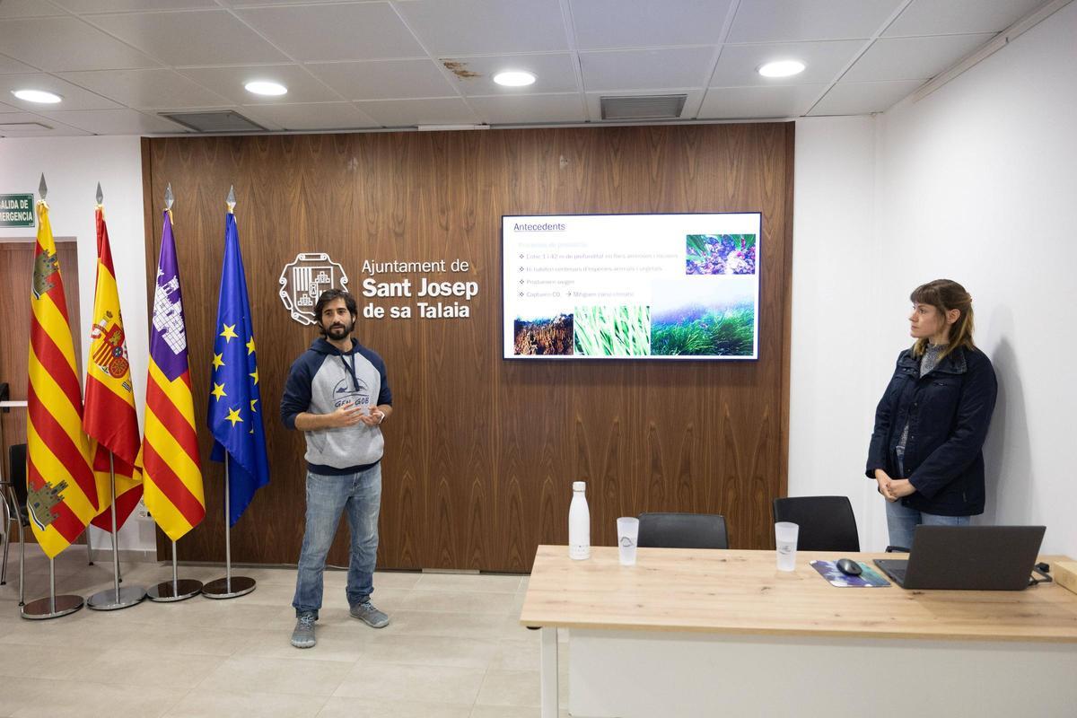 Presentación del informe sobre la posidonia en las oficinas municipales de Sant Jordi