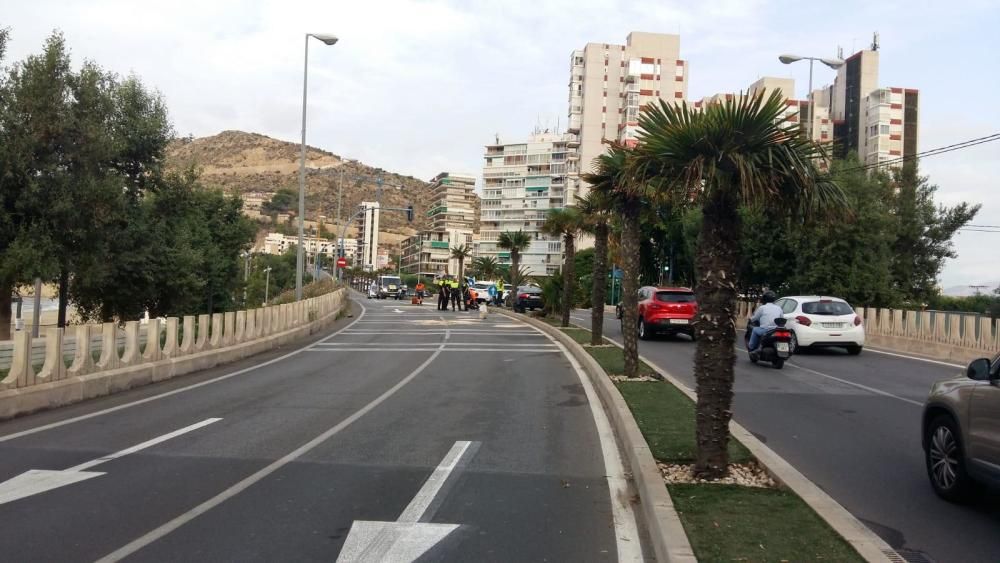 Dos personas quedan atrapadas en un coche tras volcar en la Albufereta